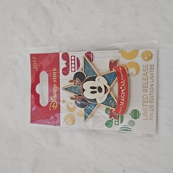 Disney Store Limited Release 2017 Mickey & Minnie Mouse Make a Wish Pin Set - Picture 2 of 3